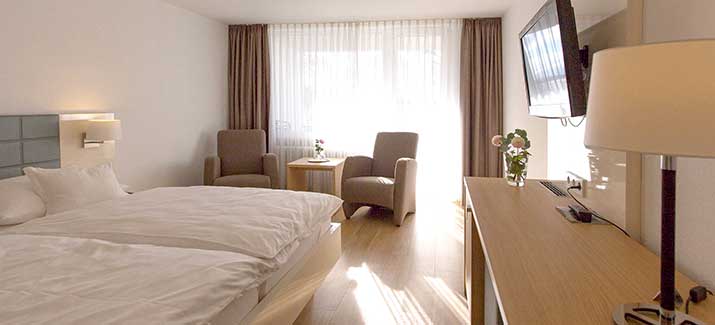 Vier-Bett-Zimmer mit Balkon